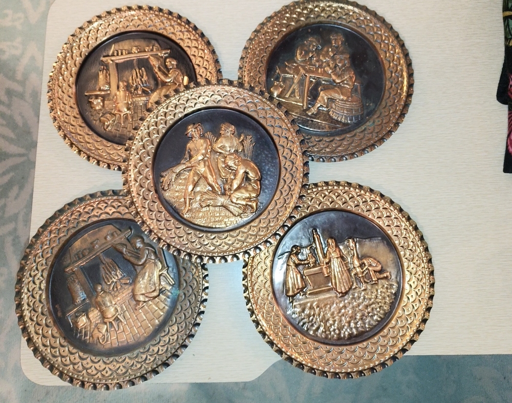 Vintage Hanging Copper Plate Set of 5 Ricordo D'Abruzzo?  Ornate Italy